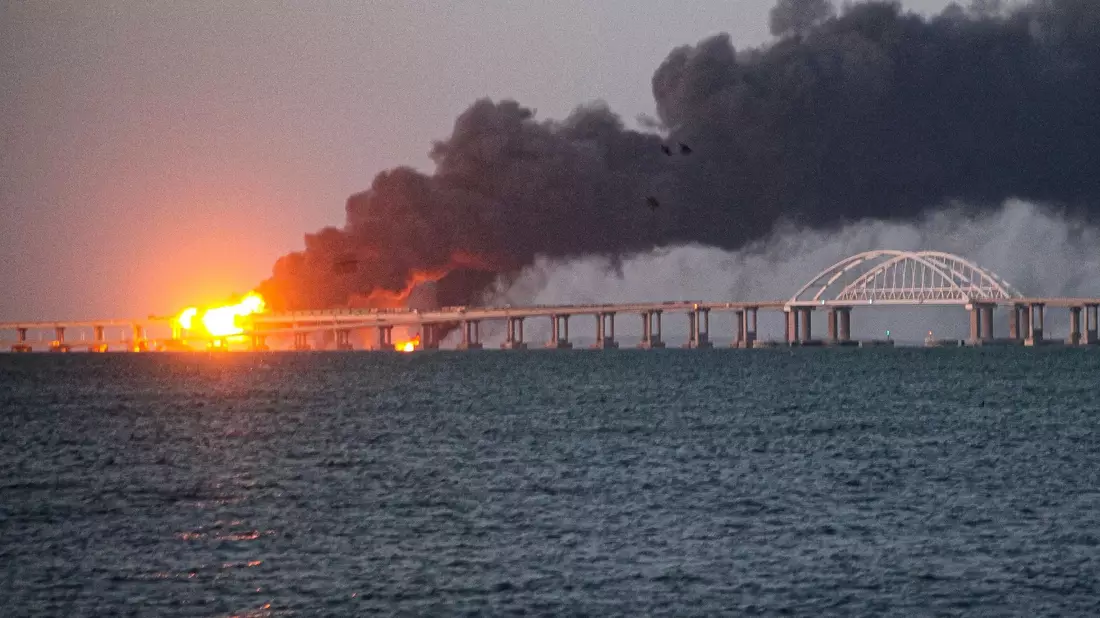 Bei der Explosion wurde die Brücke zur Krim schwer beschädigt. (Archivbild) - Bild: Uncredited/AP/dpa
