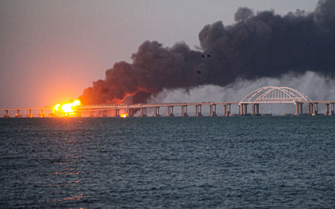 Bei der Explosion wurde die Brücke zur Krim schwer beschädigt. (Archivbild) - Foto: Uncredited/AP/dpa
