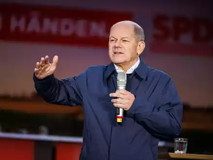 Bundeskanzler Olaf Scholz betonte: «Zu einer modernen Angebotspolitik gehört natürlich auch, dass wir schneller werden und einfacher. Da sind wir uns vollkommen einig.» - Foto: Michael Matthey/dpa