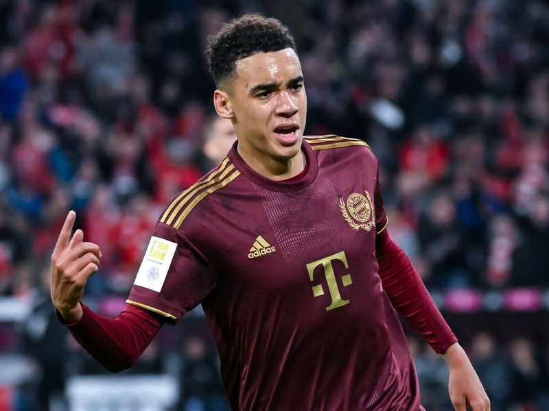 Es wird lange dauern, bis Jamal Musiala wieder den geliebten Ball am Fuß haben wird.  - Foto: Sven Hoppe/dpa