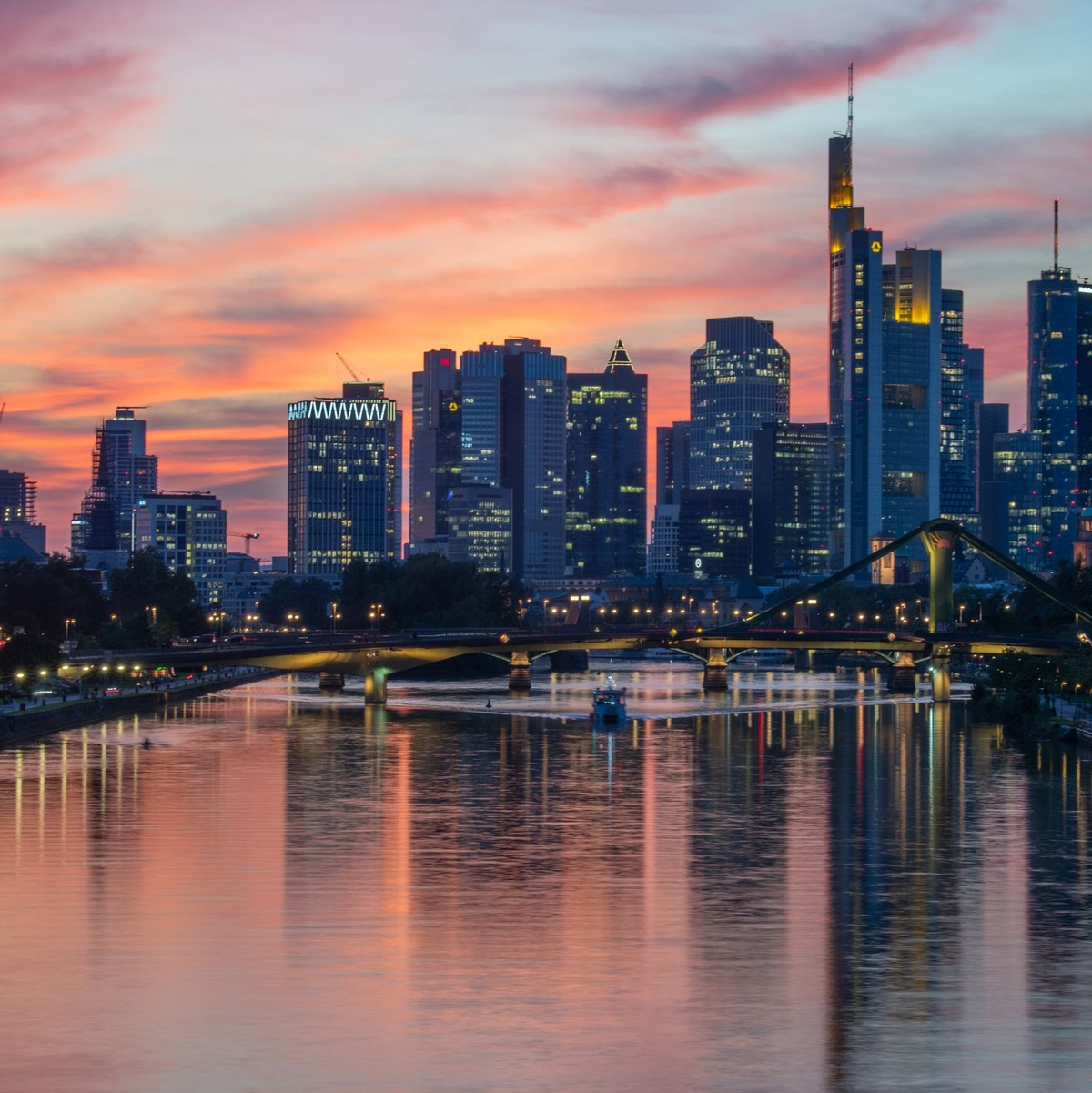 In Cum-Ex-Deals waren viele Banken verwickelt - er gilt als größter Steuerskandal der deutschen Geschichte - Foto: Boris Roessler/dpa
