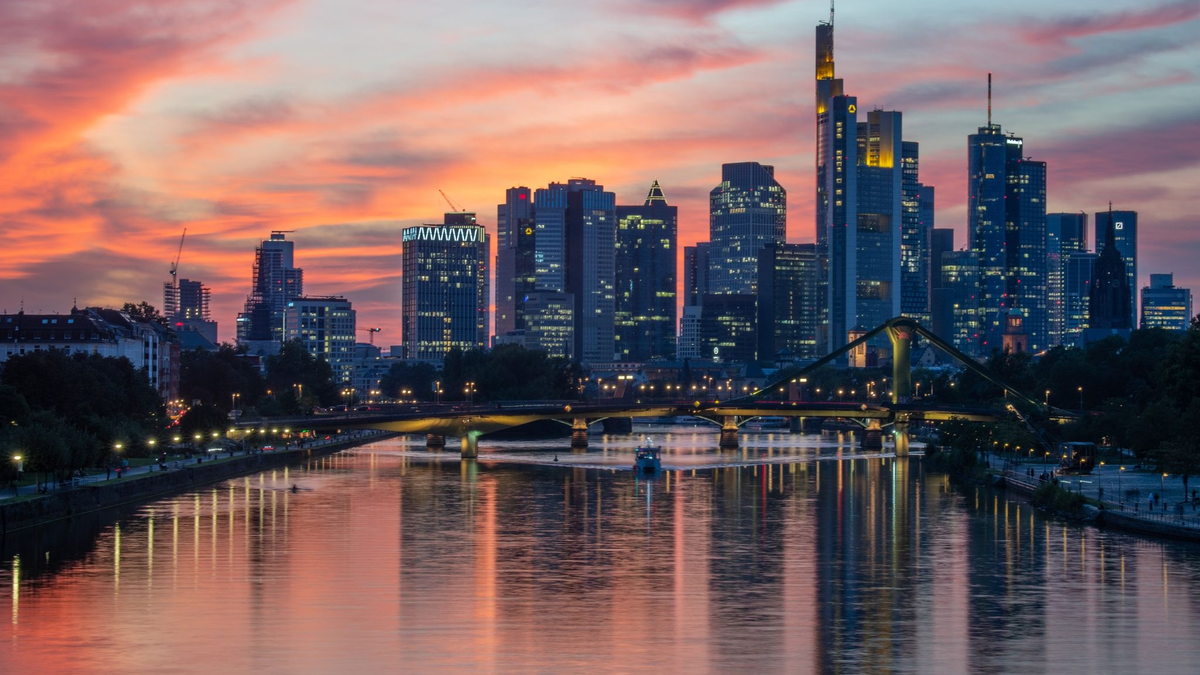 Die Bankenskyline in Frankfurt am Main: Im Auftrag der Bafin wurden 100 Testkäufe von Finanzprodukten in 16 Banken und Sparkassen durchgeführt. - Foto: Boris Roessler/dpa