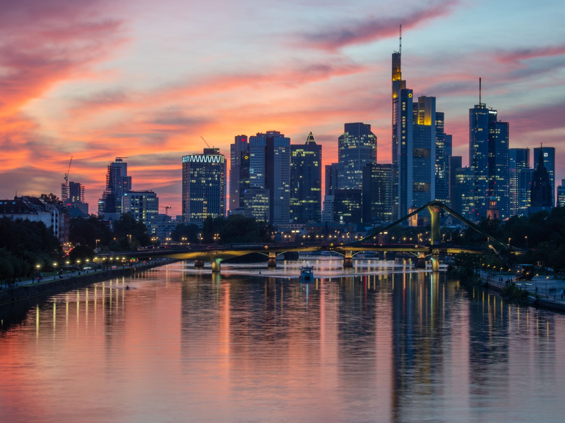 Die Bankenskyline in Frankfurt am Main: Im Auftrag der Bafin wurden 100 Testkäufe von Finanzprodukten in 16 Banken und Sparkassen durchgeführt. - Foto: Boris Roessler/dpa