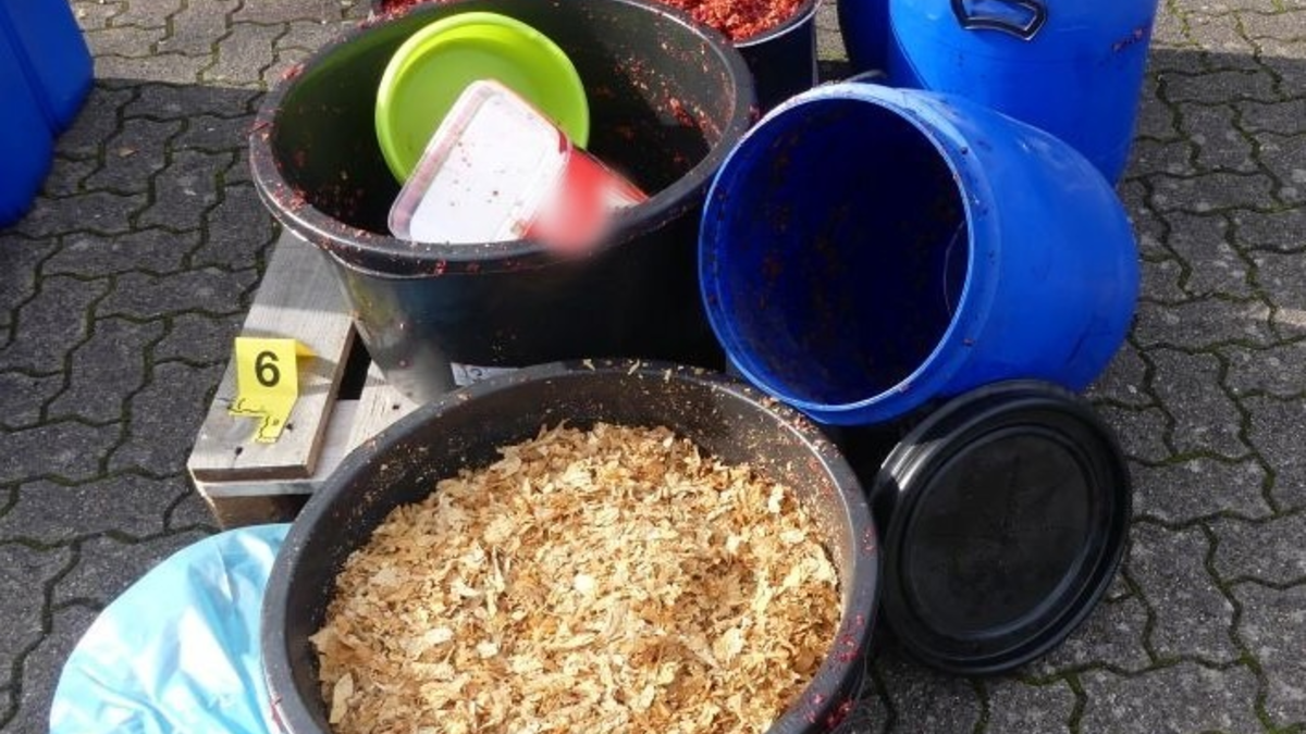 HZA-SB: Rund 4,3 Tonnen Wasserpfeifentabak sichergestellt - Wasserpfeifentabak hinter Heizstrahlern versteckt - Foto: presseportal.de