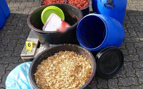 HZA-SB: Rund 4,3 Tonnen Wasserpfeifentabak sichergestellt - Wasserpfeifentabak hinter Heizstrahlern versteckt - Foto: presseportal.de