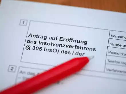 Die Zahl der Insolvenzen wird laut einem Versicherer 2024 zunehmen. - Foto: Jonas Walzberg/dpa