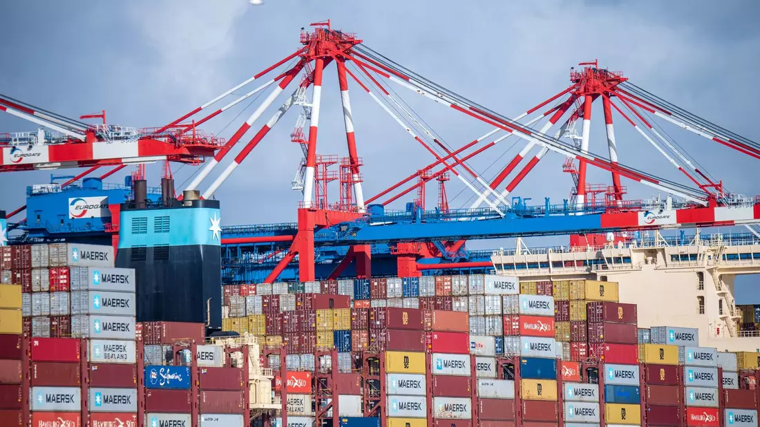 Die deutsche Wirtschaft schwächelt. Vor dem Hintergrund wachsender globaler Unsicherheiten und struktureller Umbrüche legt das HWWI seine neue Konjunkturprognose vor. - Bild: Sina Schuldt/dpa