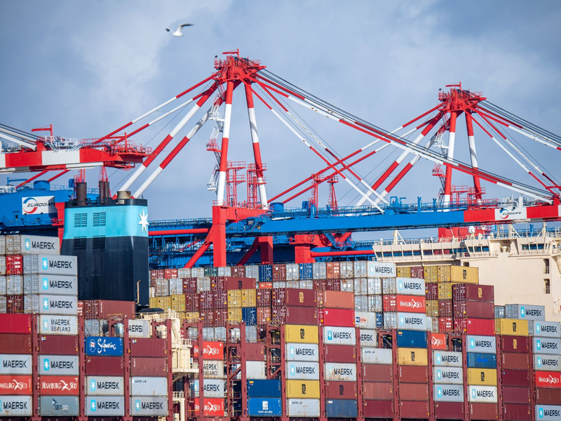 Die deutsche Wirtschaft schwächelt. Vor dem Hintergrund wachsender globaler Unsicherheiten und struktureller Umbrüche legt das HWWI seine neue Konjunkturprognose vor. - Foto: Sina Schuldt/dpa