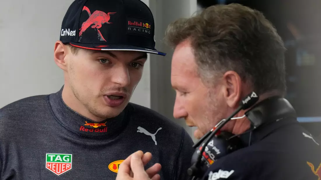Max Verstappen (l) spricht mit Red-Bull-Teamchef Christian Horner. Ab Mittwoch test die Formel 1 in Bahrain. - Bild: Hassan Ammar/AP/dpa