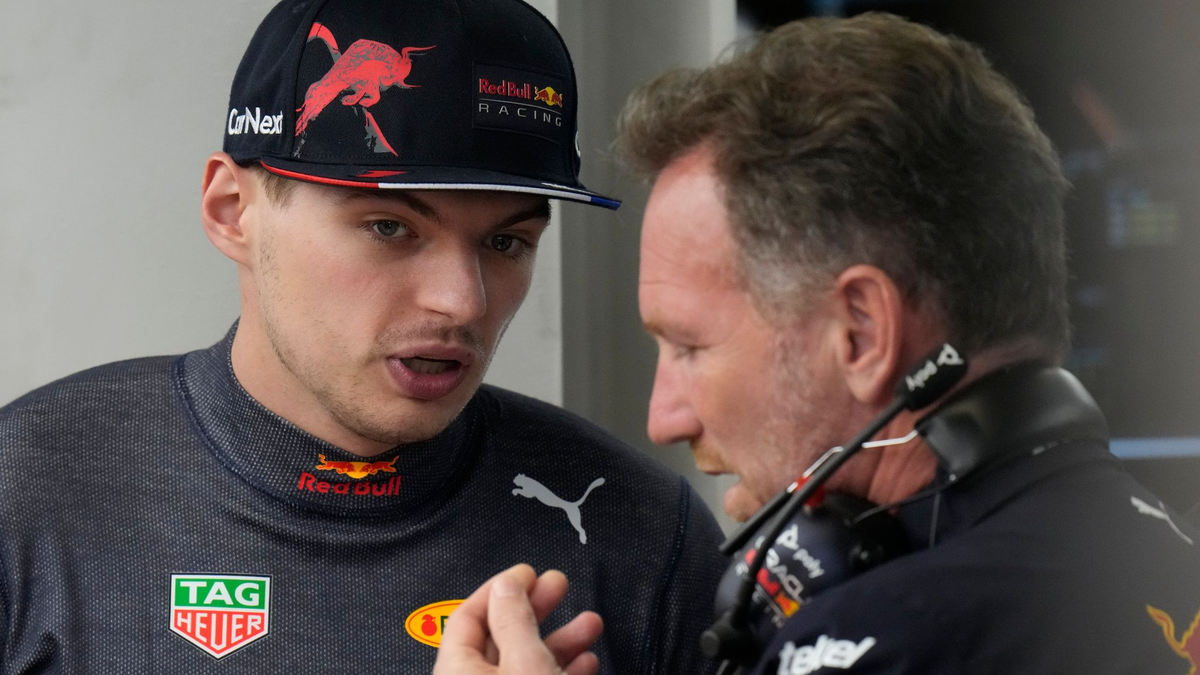 Max Verstappen (l) spricht mit Red-Bull-Teamchef Christian Horner. Ab Mittwoch test die Formel 1 in Bahrain. - Foto: Hassan Ammar/AP/dpa