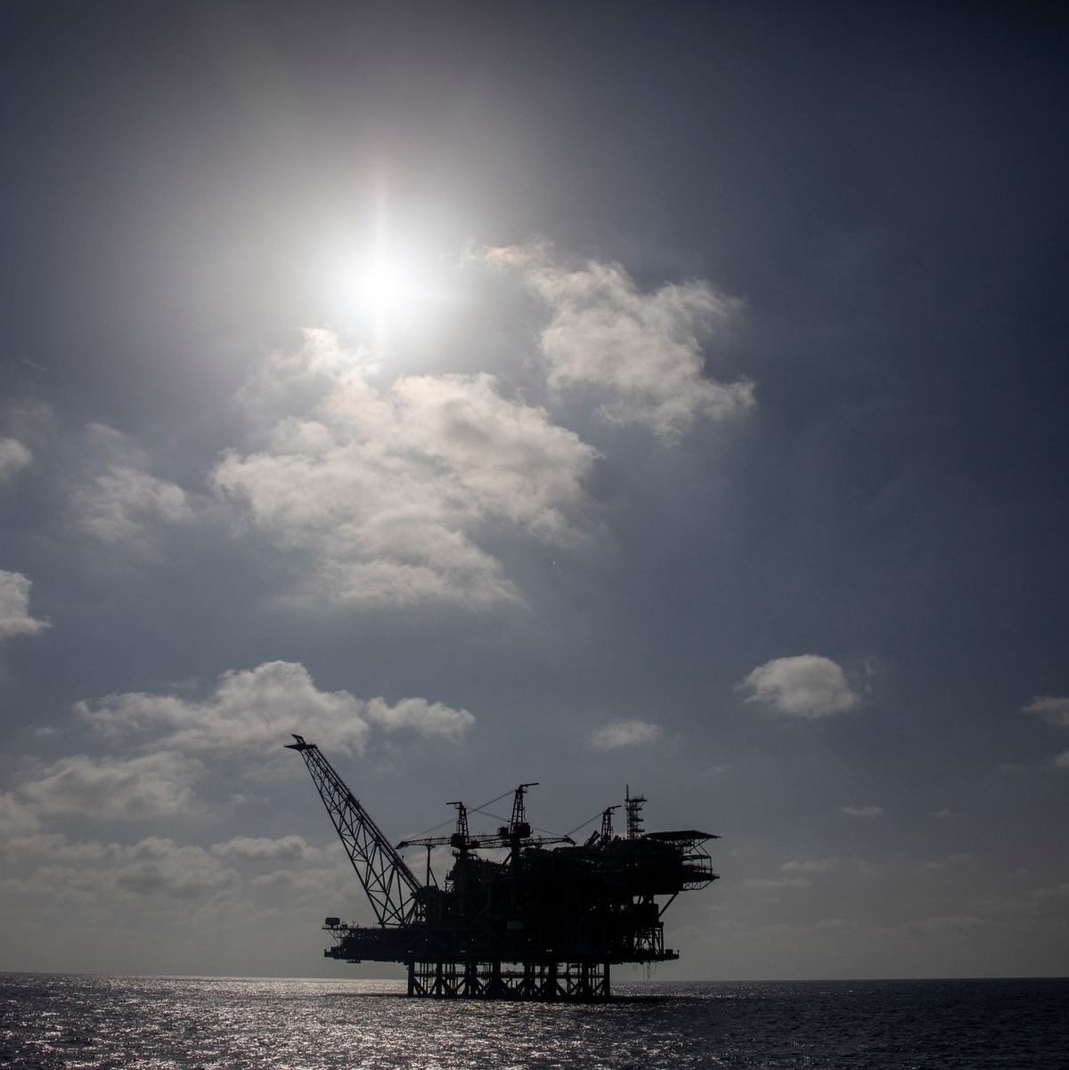 Rauch steigt nach einem israelischen Luftangriff im Gazastreifen auf. - Foto: Ariel Schalit/AP/dpa