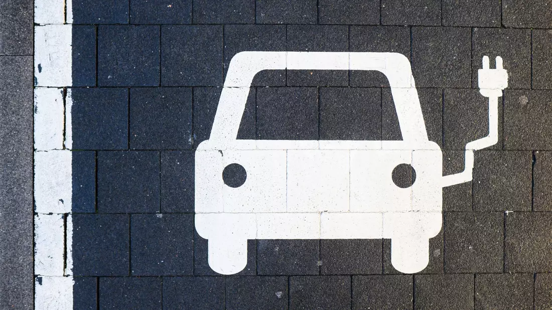 Elektroautos der heimischen Autokonzerne sind in Deutschland derzeit gefragt. (Archivbild) - Bild: Julian Stratenschulte/dpa