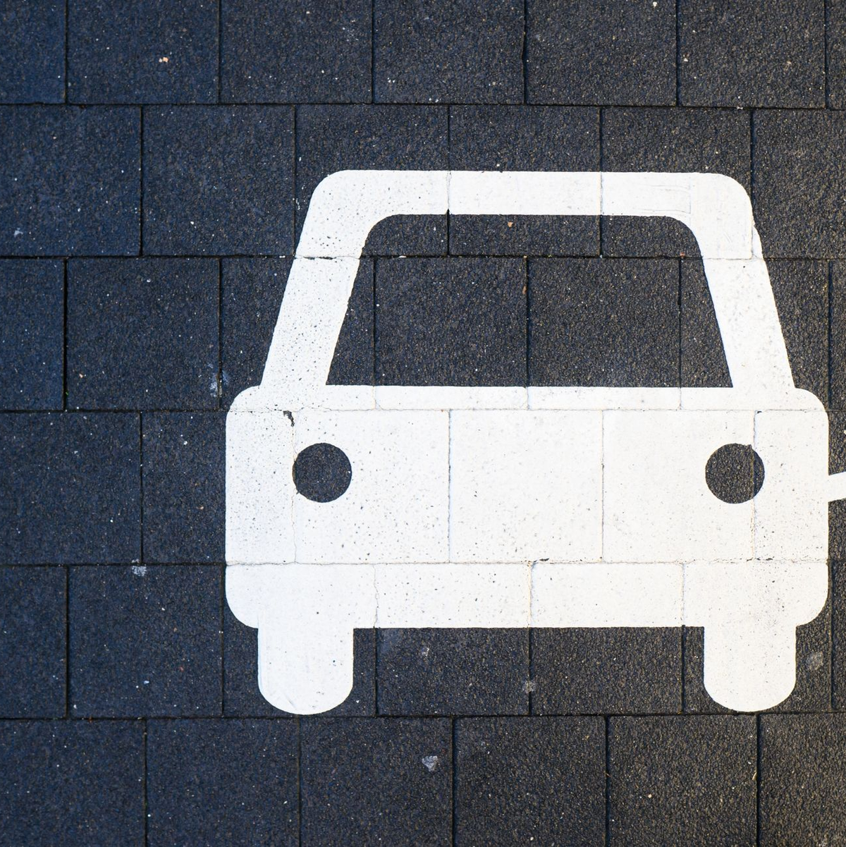 Elektroautos machen weltweit einen immer höheren Anteil der Neuzulassungen aus. (Symbolbild) - Foto: Julian Stratenschulte/dpa