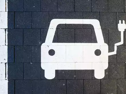 Elektroautos der heimischen Autokonzerne sind in Deutschland derzeit gefragt. (Archivbild) - Foto: Julian Stratenschulte/dpa