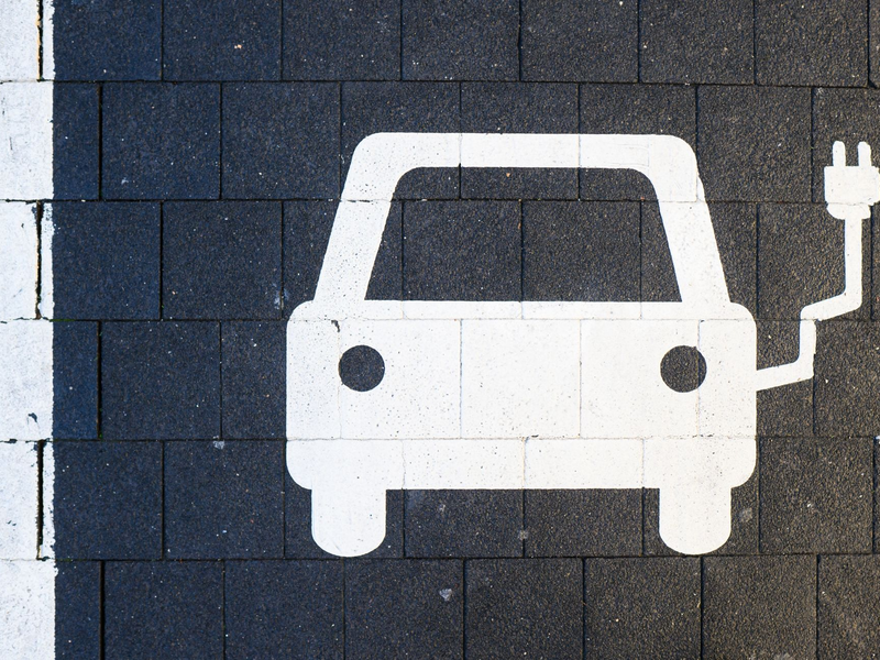 Aufgrund der geringeren Reichweite müssten E-Autos häufiger aufgeladen werden als Verbrenner betankt (Symbolbild). - Foto: Julian Stratenschulte/dpa