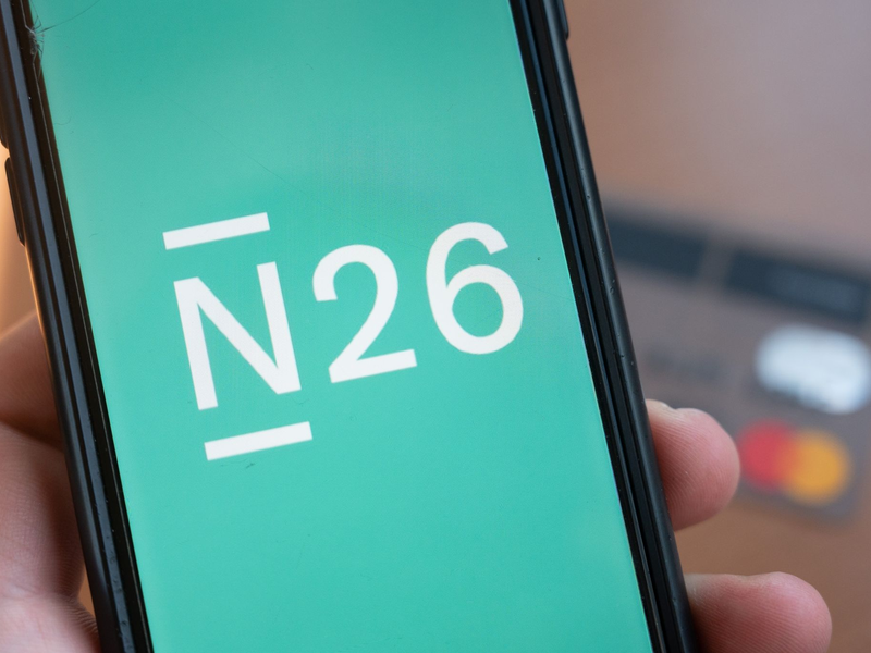 Das Logo der Smartphone-Bank N26 auf der App. - Foto: Christophe Gateau/dpa