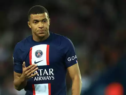 PSG-Star Kylian Mbappé musste wegen einer Verletzung ausgewechselt werden. - Foto: Aurelien Morissard/AP/dpa