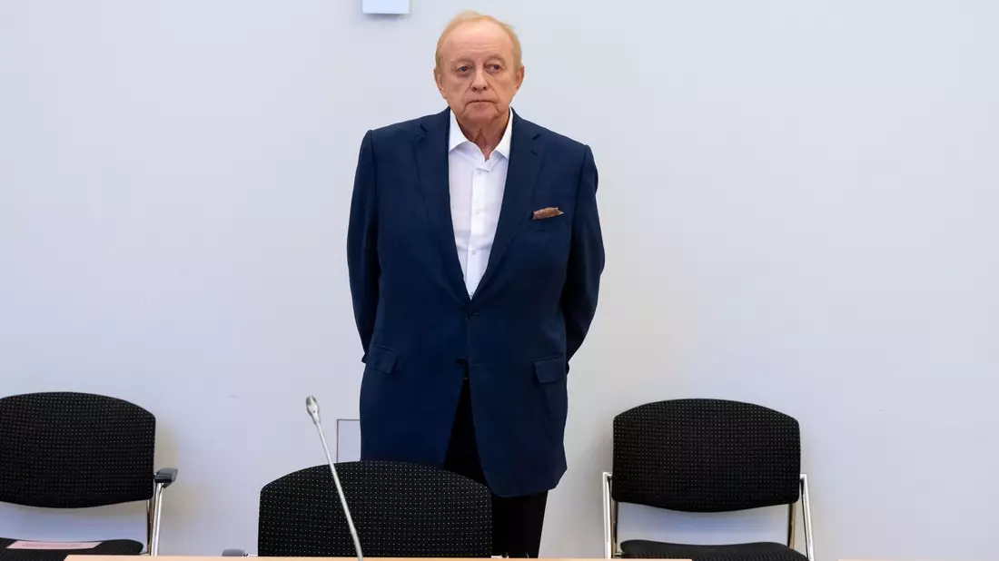 Schuhbeck kochte nicht nur für die Bussi-Bussi-Gesellschaft, er war auch Teil von ihr.  - Bild: Sven Hoppe/dpa