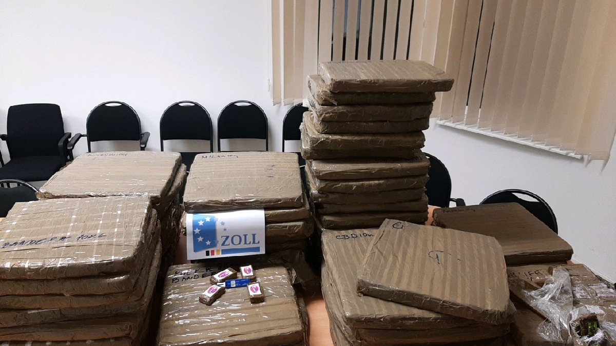 HZA-HB: Zoll stellt Waffe am Flughafen sicher / Mann wollte mit einem Stockdegen einreisen - Foto: presseportal.de