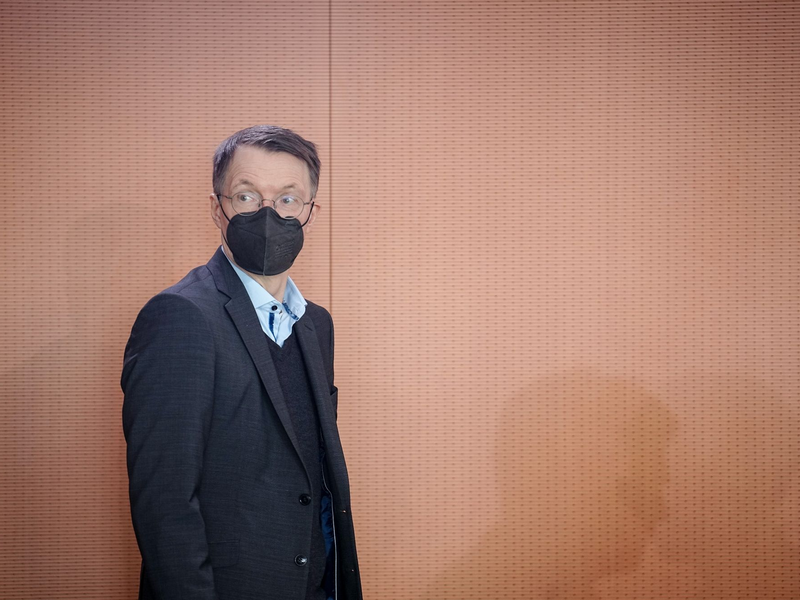 Gesundheitsminister Lauterbach: «In dieser Erkältungs- und Grippesaison sollen besorgte Eltern nicht erneut vor leeren Apothekenregalen stehen.» - Foto: Kay Nietfeld/dpa