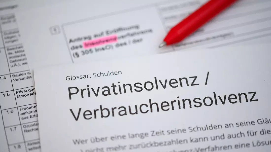 Privatpersonen könnten einen Antrag auf Verbraucherinsolvenz stellen, um ihre Schulden zu ordnen. - Bild: Jonas Walzberg/dpa