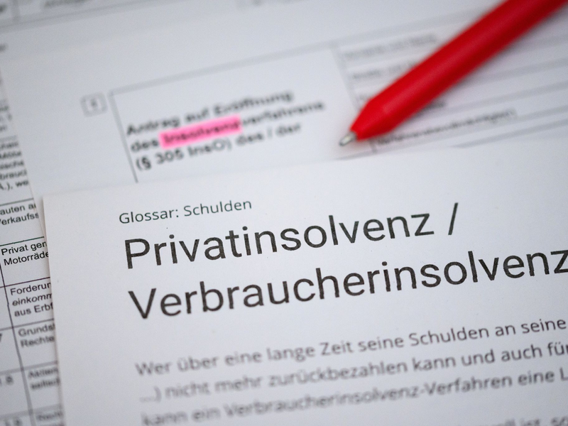Privatpersonen könnten einen Antrag auf Verbraucherinsolvenz stellen, um ihre Schulden zu ordnen. - Foto: Jonas Walzberg/dpa