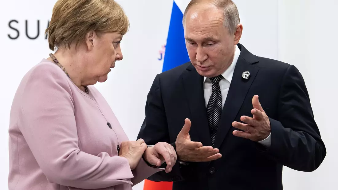 Die ehemalige Bundeskanzlerin Angela Merkel ruft zum Einsatz für Demokratie und zur Verteidigung des Grundgesetzes auf. - Bild: Bernd von Jutrczenka/dpa