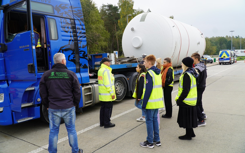 POL-HM: Gegen Gewalt und für Respekt - Einsatzkräfte von Polizei, Feuerwehr, Rettungsdienst und THW appellieren zum Jahreswechsel - Foto: presseportal.de