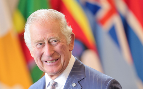 Der König bekam unter anderem DVDs, ein Insektenhotel und ein Luxusauto. - Foto: Chris Jackson/PA Wire/dpa Der König bekam unter anderem DVDs, ein Insektenhotel und ein Luxusauto. - Foto: Chris Jackson/PA Wire/dpa