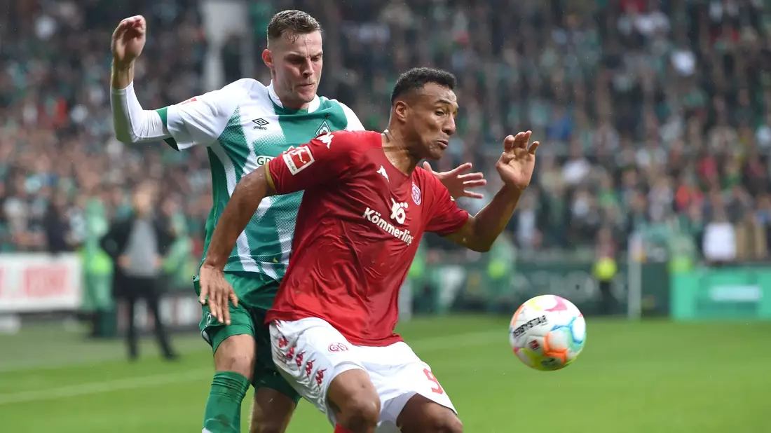 Marvin Ducksch (verdeckt) ließ Mainz-Schlussmann Robin Zentner bei Werders Führung keine Chance. - Bild: Carmen Jaspersen/dpa