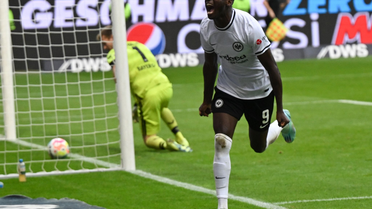 Eintracht Frankfurt um Rasmus Kristensen (l) und Bayer Leverkusen um Nathan Tella lieferten eine temporeiche Anfangsphase ab. - Foto: Arne Dedert/dpa