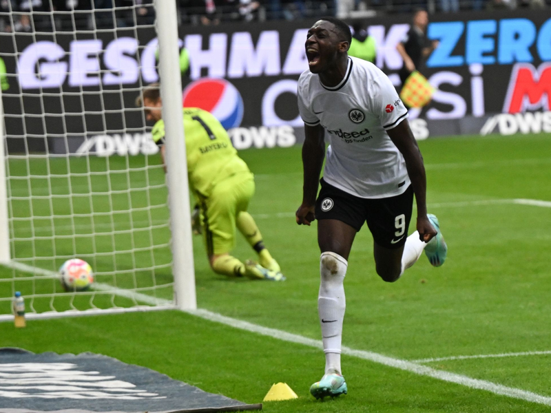 Eintracht Frankfurt um Rasmus Kristensen (l) und Bayer Leverkusen um Nathan Tella lieferten eine temporeiche Anfangsphase ab. - Foto: Arne Dedert/dpa