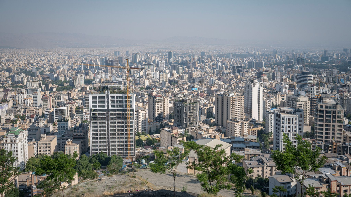 Straßenszene in Teheran. Aus Protest gegen das islamische Herrschaftssystem ignorieren viele Frauen die Kopftuchpflicht. - Foto: Arne Bänsch/dpa