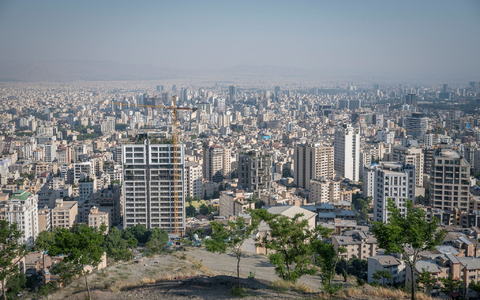Straßenszene in Teheran. Aus Protest gegen das islamische Herrschaftssystem ignorieren viele Frauen die Kopftuchpflicht. - Foto: Arne Bänsch/dpa