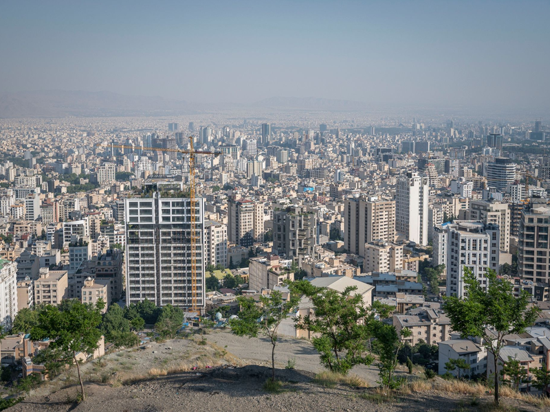 Straßenszene in Teheran. Aus Protest gegen das islamische Herrschaftssystem ignorieren viele Frauen die Kopftuchpflicht. - Foto: Arne Bänsch/dpa