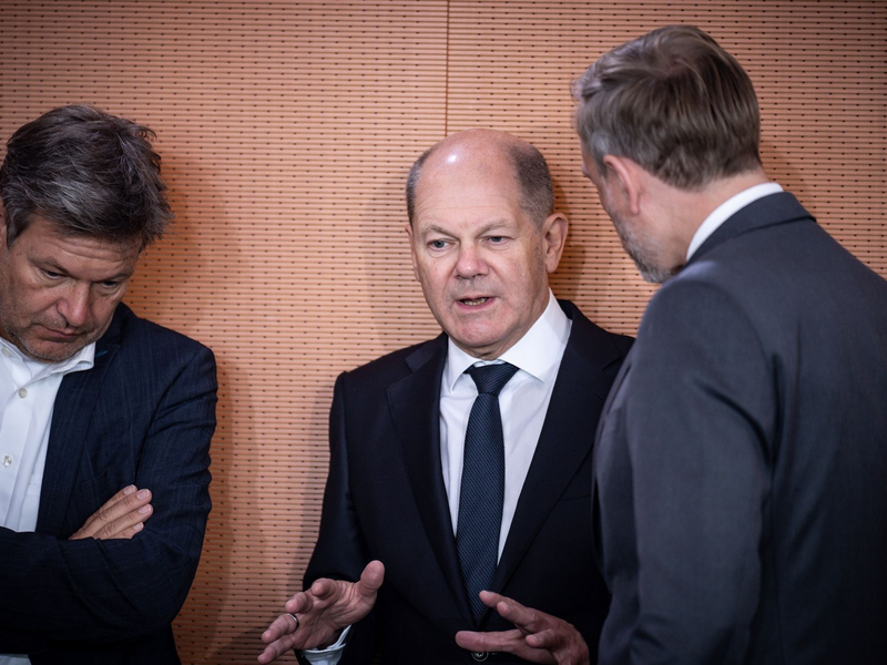 Die Bundesregierung von Kanzler Oaf Scholz (SPD) hat im Bundestag keine Mehrheit mehr. - Foto: Michael Kappeler/dpa