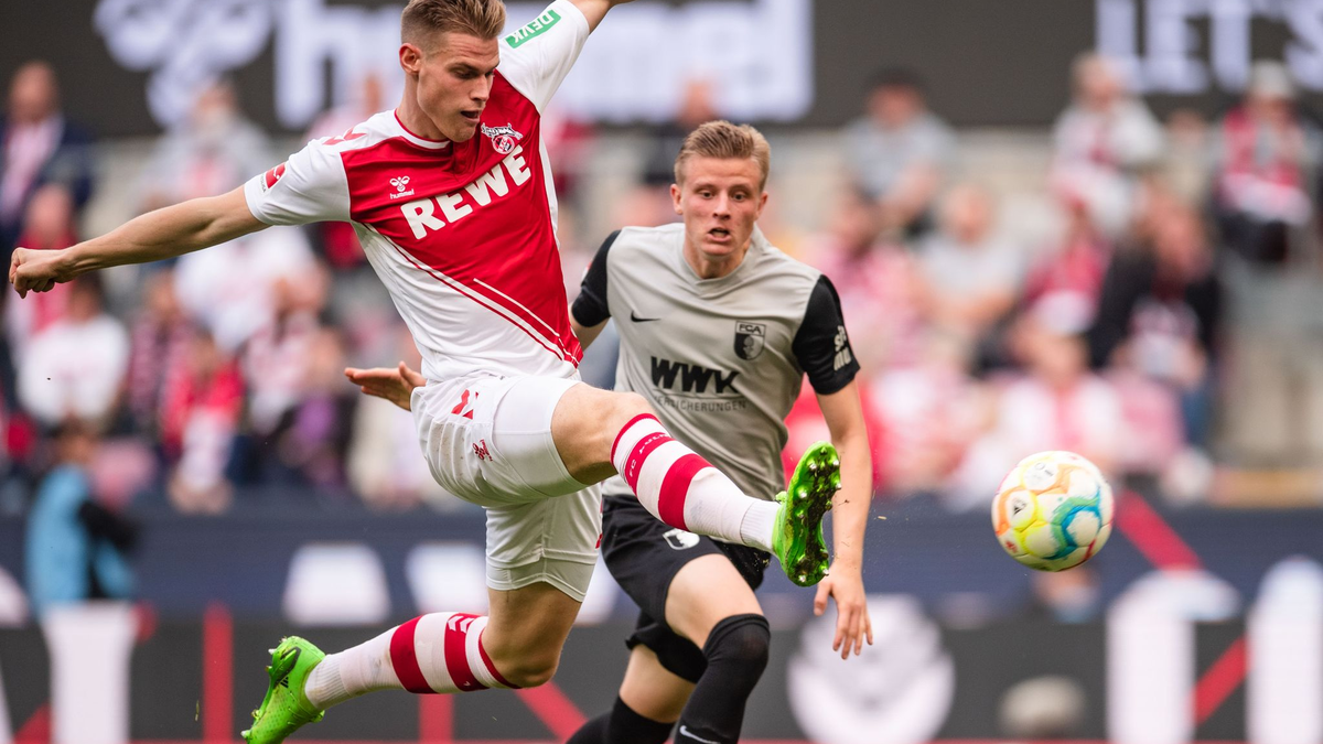 Torschütze Fabian Rieder jubelt über seinen getroffenen Elfmeter.  - Foto: Marius Becker/dpa