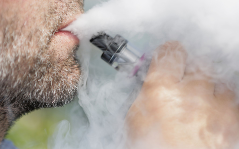 Die Weltgesundheitsorganisation (WHO) wirft der Tabakindustrie beim Marketing von E-Zigaretten bewusste Falschinformation und das gezielte Anwerben von Kindern vor. - Foto: Lisa Ducret/dpa Die Weltgesundheitsorganisation (WHO) wirft der Tabakindustrie beim Marketing von E-Zigaretten bewusste Falschinformation und das gezielte Anwerben von Kindern vor. - Foto: Lisa Ducret/dpa