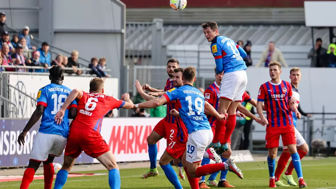 Die Kieler jubeln über den ersten Bundesligasieg der Clubgeschichte. - Bild: Frank Molter/dpa