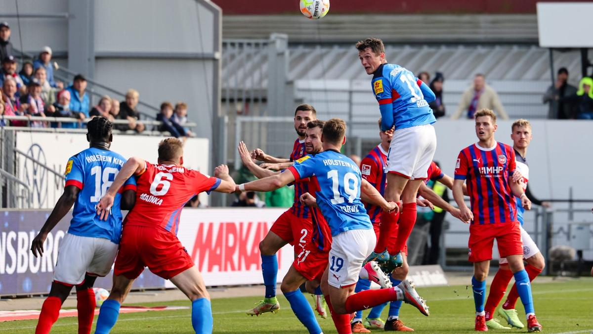 Holsteins Torhüter Timon Weiner (M) in Aktion. - Foto: Frank Molter/dpa