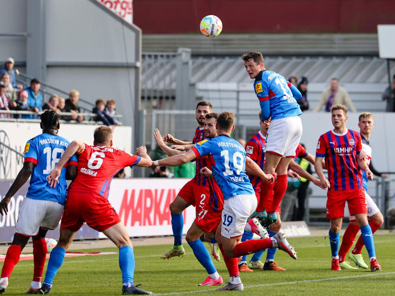 Holsteins Torhüter Timon Weiner (M) in Aktion. - Foto: Frank Molter/dpa