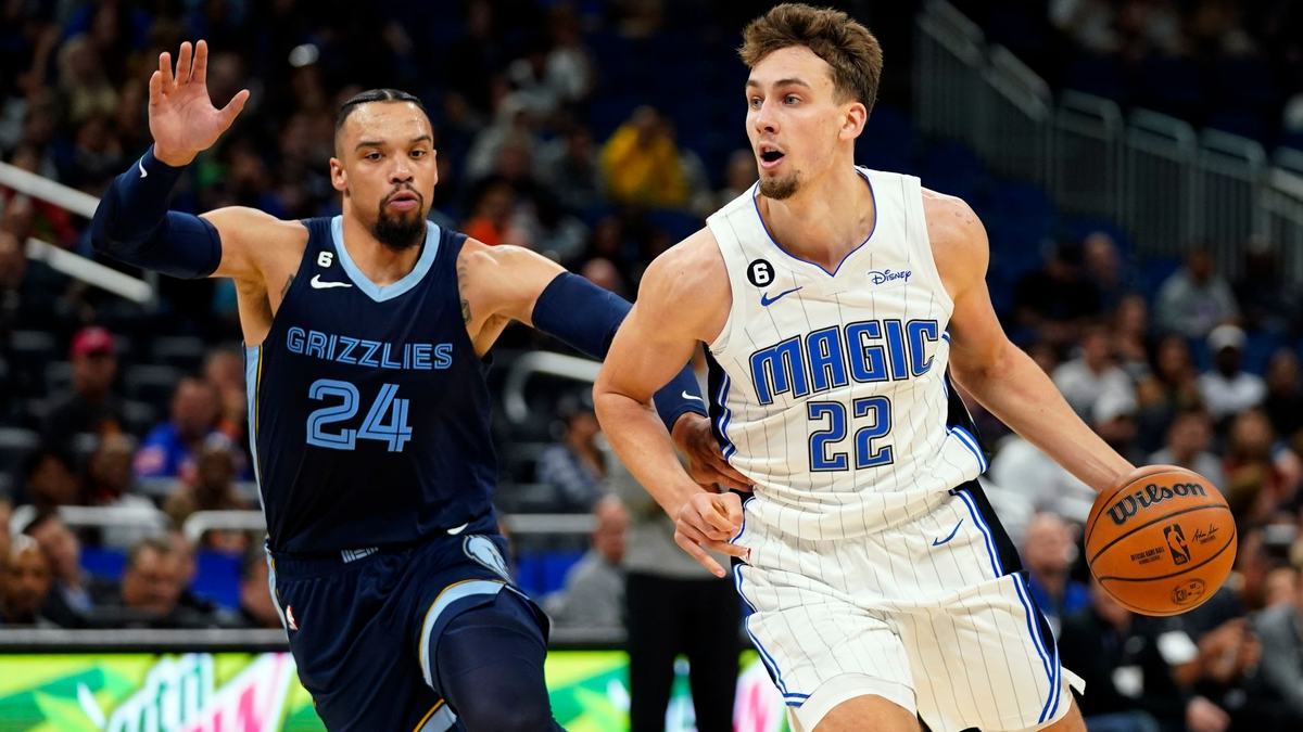Orlandos Franz Wagner (l) zieht an Washingtons Deni Avdija (8) vorbei zum Korb. - Foto: John Raoux/AP/dpa
