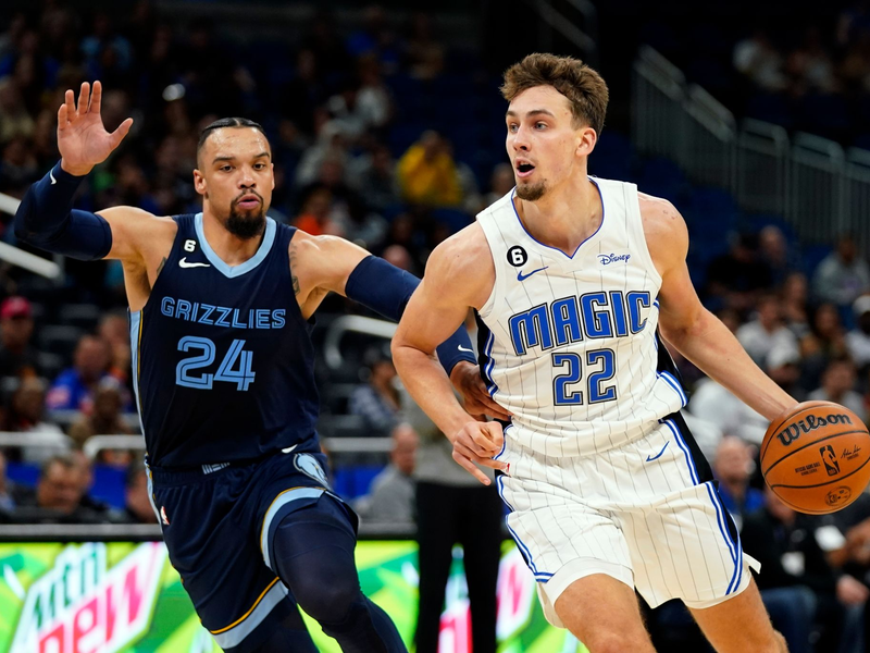 Orlandos Franz Wagner (l) zieht an Washingtons Deni Avdija (8) vorbei zum Korb. - Foto: John Raoux/AP/dpa
