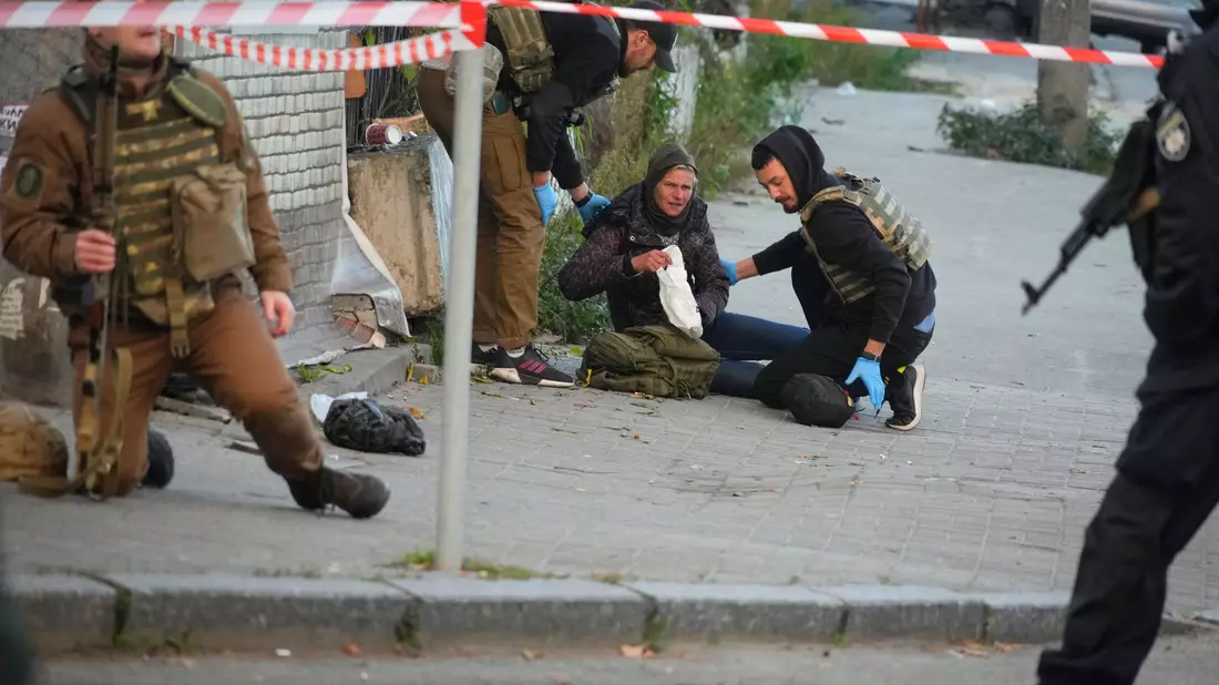 Soldaten ruhen sich während einer militärischen Übung aus. - Bild: Efrem Lukatsky/AP/dpa