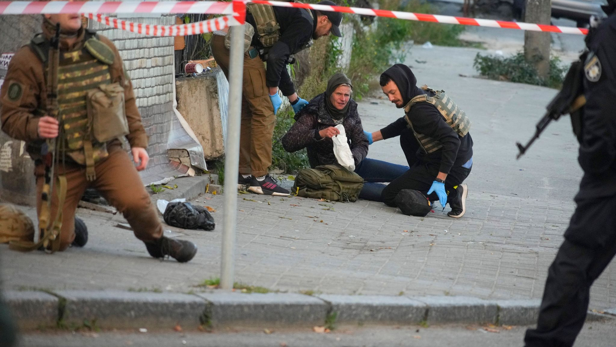 Soldaten ruhen sich während einer militärischen Übung aus. - Foto: Efrem Lukatsky/AP/dpa