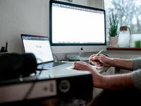 Arbeitgeber mussten ihren Beschäftigten in der Corona-Pandemie - sofern möglich - zeitweise Homeoffice anbieten. - Foto: Fabian Strauch/dpa