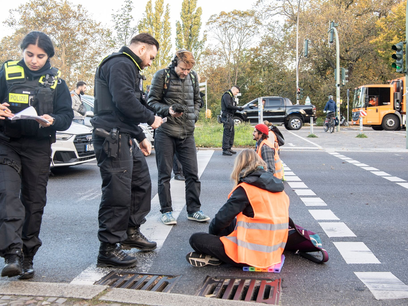 Vor etwa fünf Monaten war bekannt geworden, dass das bayerische Landeskriminalamt auf Geheiß der Generalstaatsanwaltschaft München im Herbst 2022 unter anderem auch ein Pressetelefon der Gruppe Letzte Generation abgehört hatte. - Foto: Paul Zinken/dpa