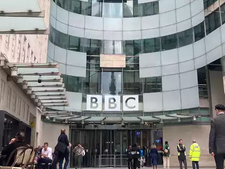 Die BBC bedauert, nach anti-israelischen Äußerungen beim Glastonbury-Festival die Übertragung nicht abgebrochen zu haben. (Archivfoto) - Foto: Christoph Meyer/dpa