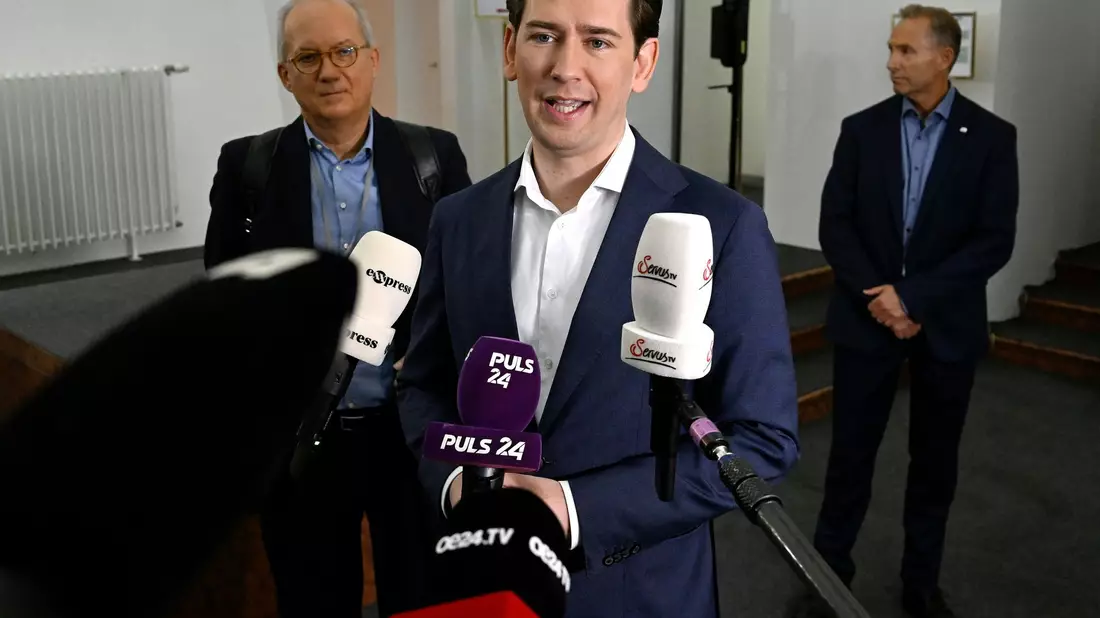 Sebastian Kurz erscheint zum Prozess vor dem Landgericht Wien. Österreichs Ex-Kanzler wurde zu acht Monaten auf Bewährung verurteilt. - Bild: Helmut Fohringer/APA/dpa