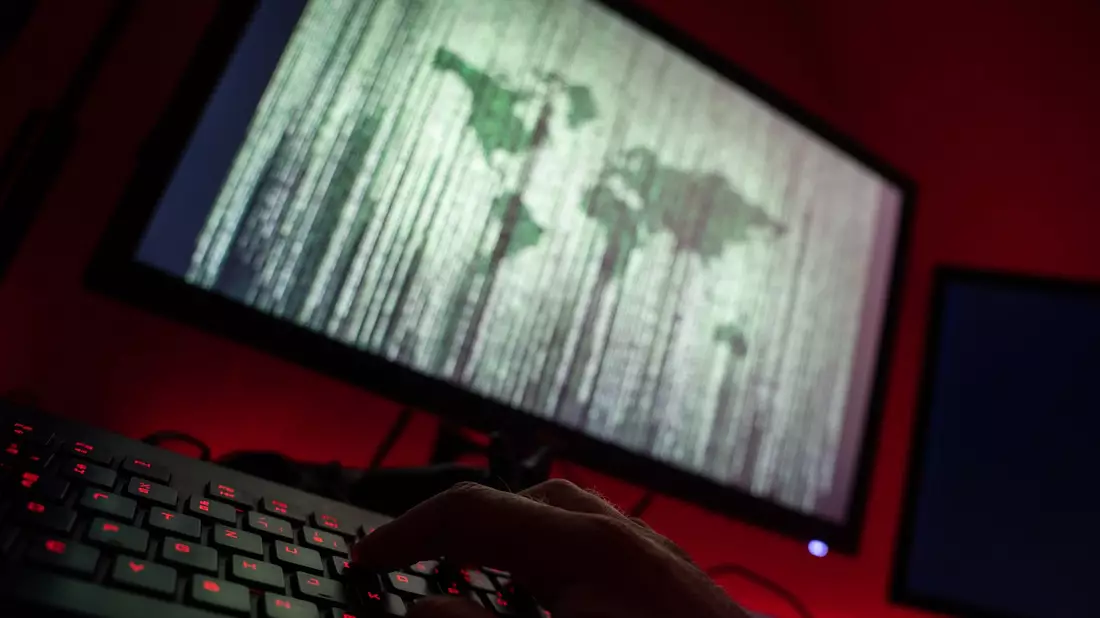 Einer Untersuchung zufolge wurden 58 Prozent der deutschen Firmen im vergangenen Jahr ein- oder mehrmals von Hackern angegriffen - Bild: Nicolas Armer/dpa/Illustration